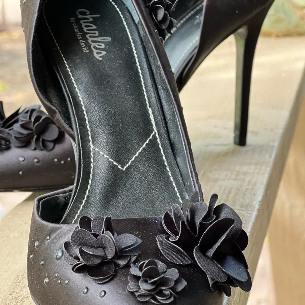 New Charles David Black Floral Stiletto 10 - Picture 2 of 9